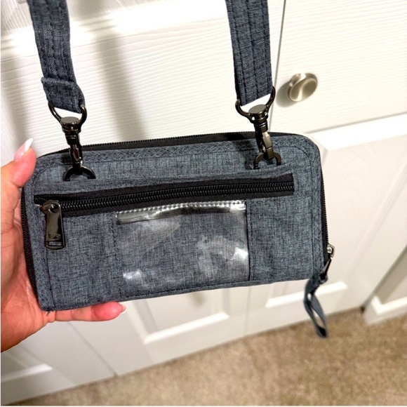 🛍️ Lug Crossbody Phone Wallet & Wristlet 🛍️ - Picture 5 of 10